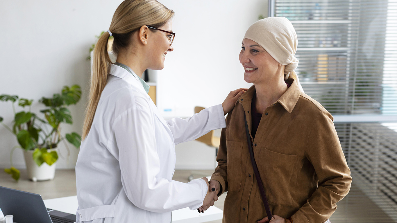 Médica e paciente mulher sorrindo