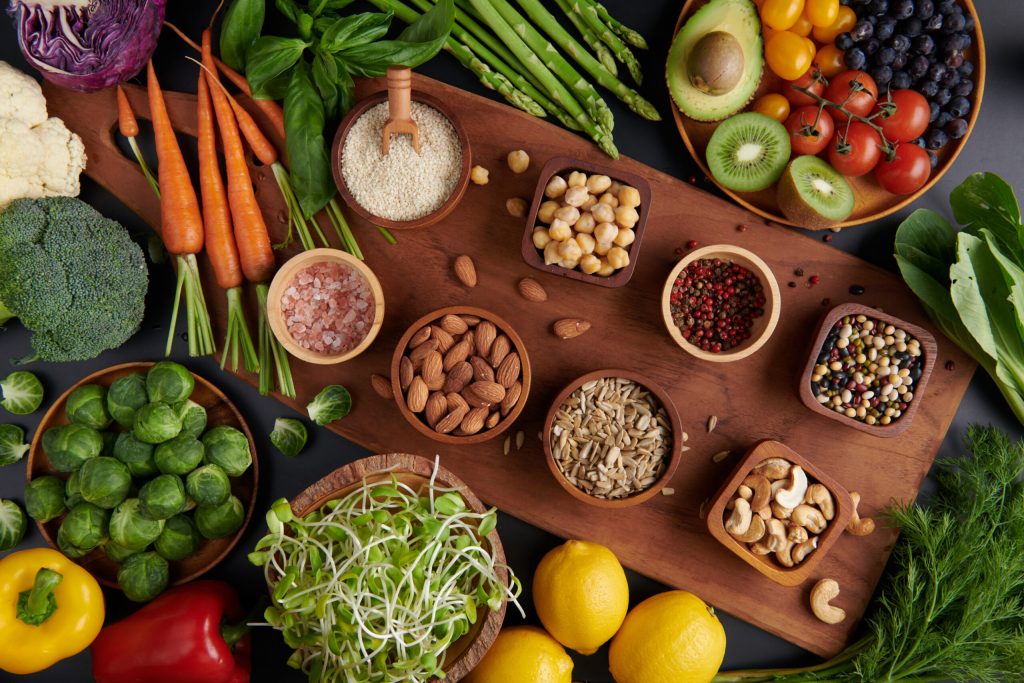 Mesa cheia de vegetais e sementes